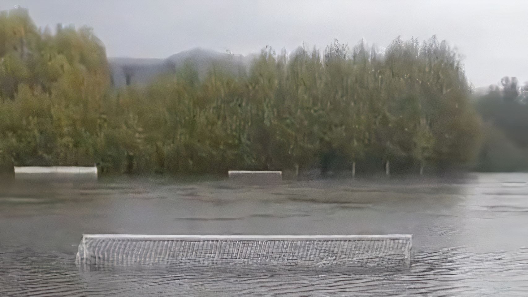 Porterías inundadas en el campo de Pardellas, en Ponteareas.