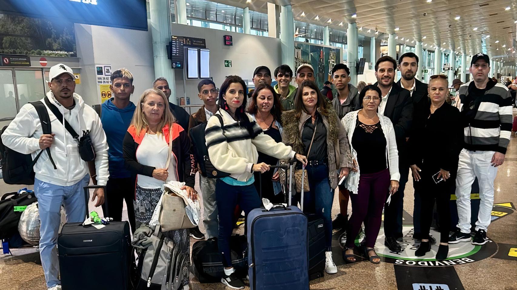 Llegada al aeropuerto de Peinador de los participantes del programa.