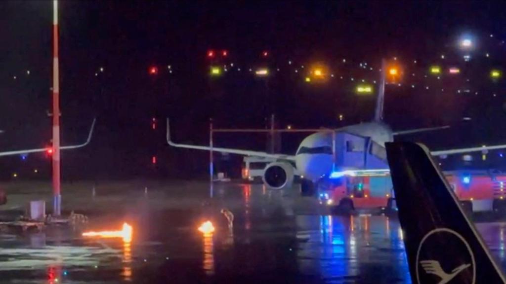 Imagen del aeropuerto de Hamburgo con dos pequeños fuegos en la pista.