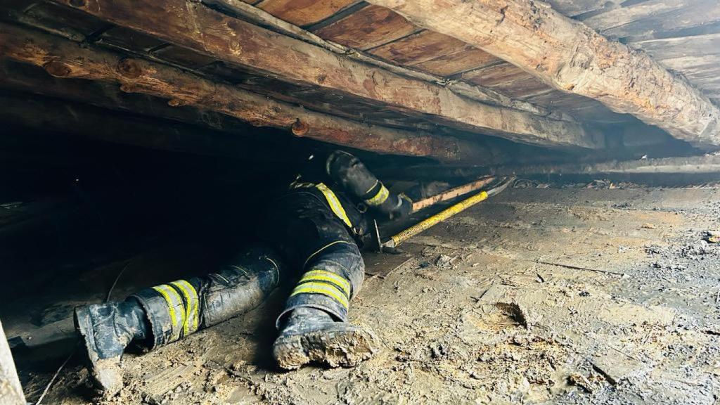 Un bombero en la buhardilla de la casa de La Pedraja