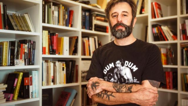 Nadal Suau posa en su casa mostrando algunos de sus tatuajes. Foto: Álvaro Imbert