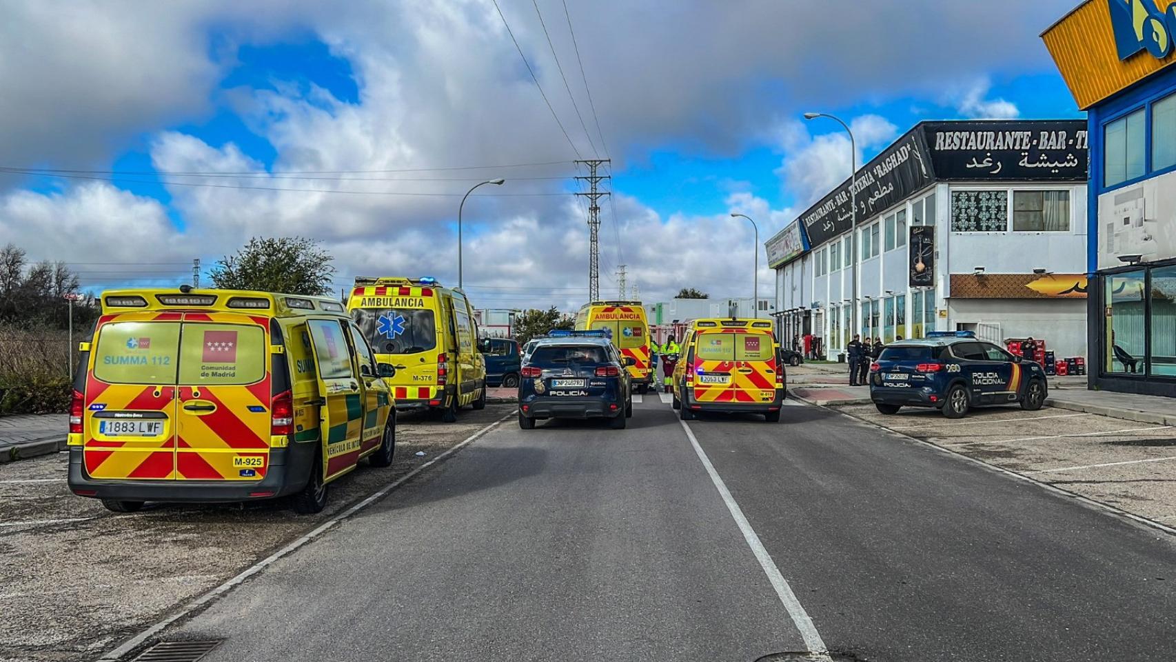 Ambulancias del Summa 112 y vehículos de la Policía Nacional en el lugar de la agresión, en Fuenlabrada.