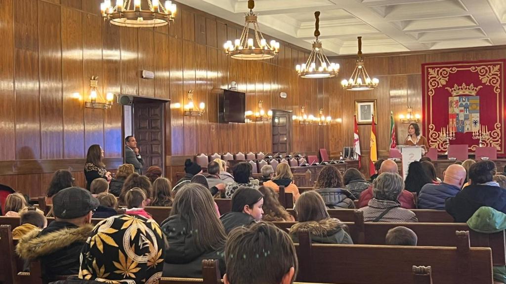 La vicepresidenta tercera de la Diputación de Zamora y diputada de Política Social, Familia e Igualdad, Amaranta Ratón Fresno, ha recibido a los ucranianos