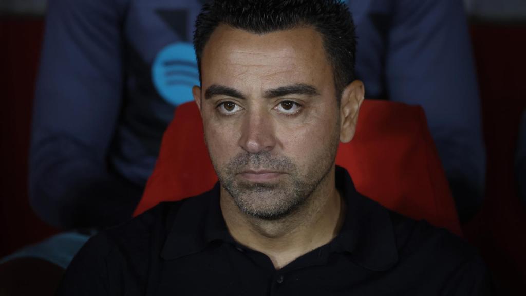 Xavi Hernández, en el banquillo del FC Barcelona antes de un partido.