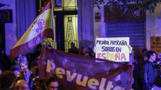 Jóvenes de Revuelta, organización política juvenil satélite de Vox, el pasado sábado frente a la sede del PSOE en la calle Ferraz de Madrid.