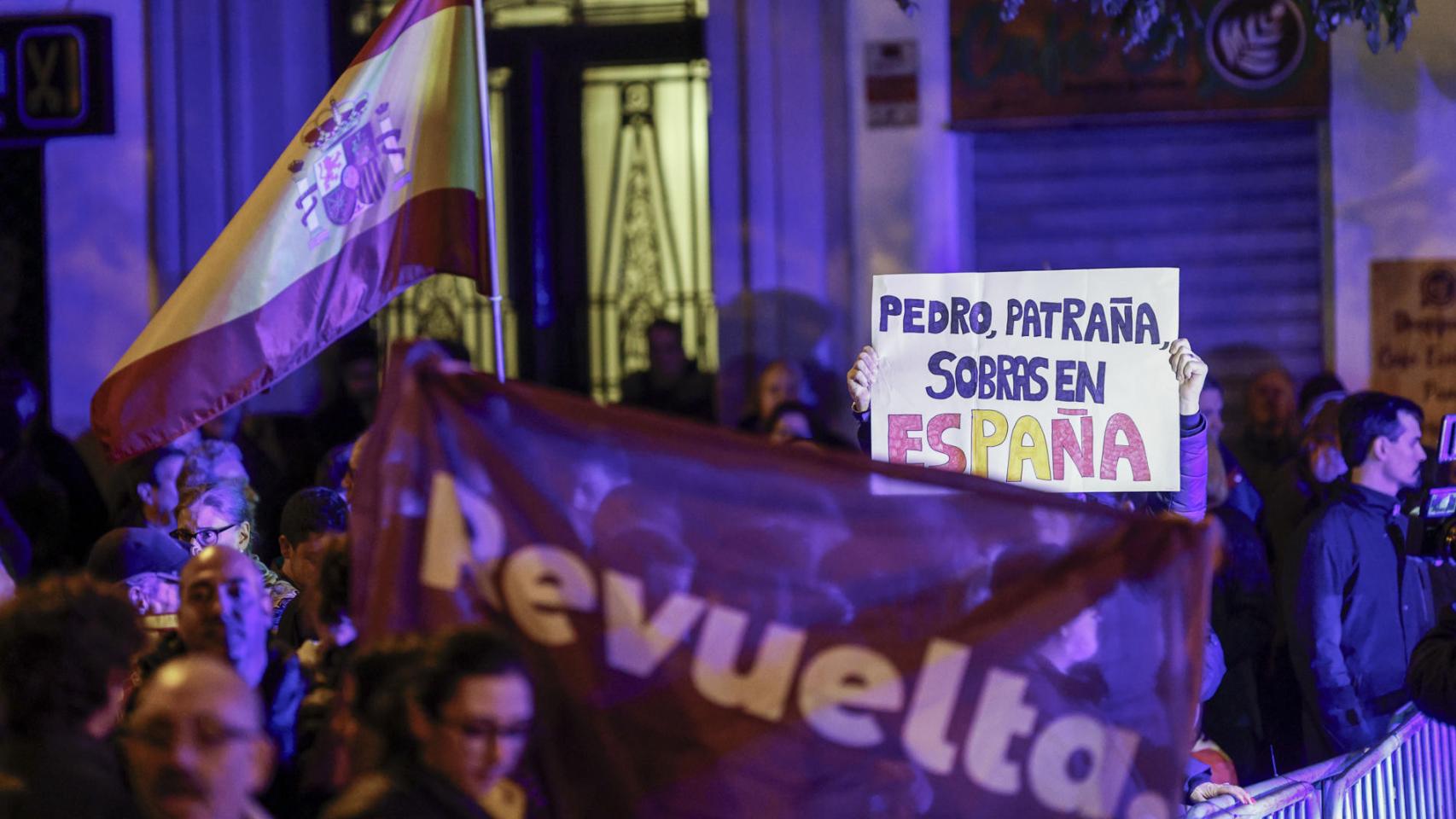 Jóvenes Revuelta, asociación política juvenil satélite de Vox, se manifiesta frente a la sede del PSOE en la calle Ferraz de Madrid,  el pasado sábado.