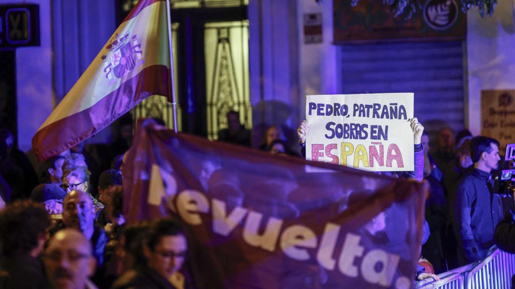 Jóvenes de Revuelta, organización política juvenil satélite de Vox, en las protestas de Ferraz.