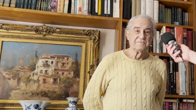 José María Carrascal en su apartamento de Madrid
