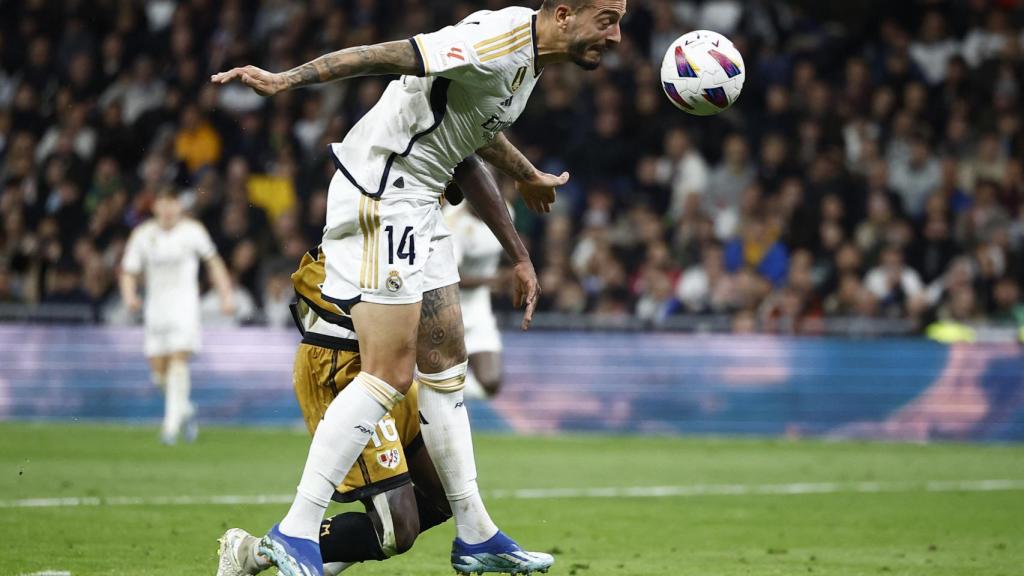 Joselu remata de cabeza.
