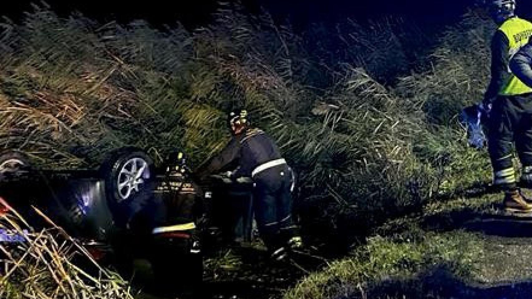 Los bomberos rescatan al hombre herido