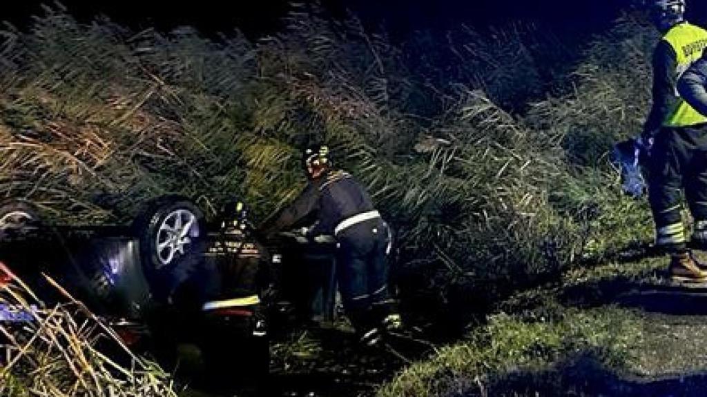 Los bomberos rescatan al hombre herido