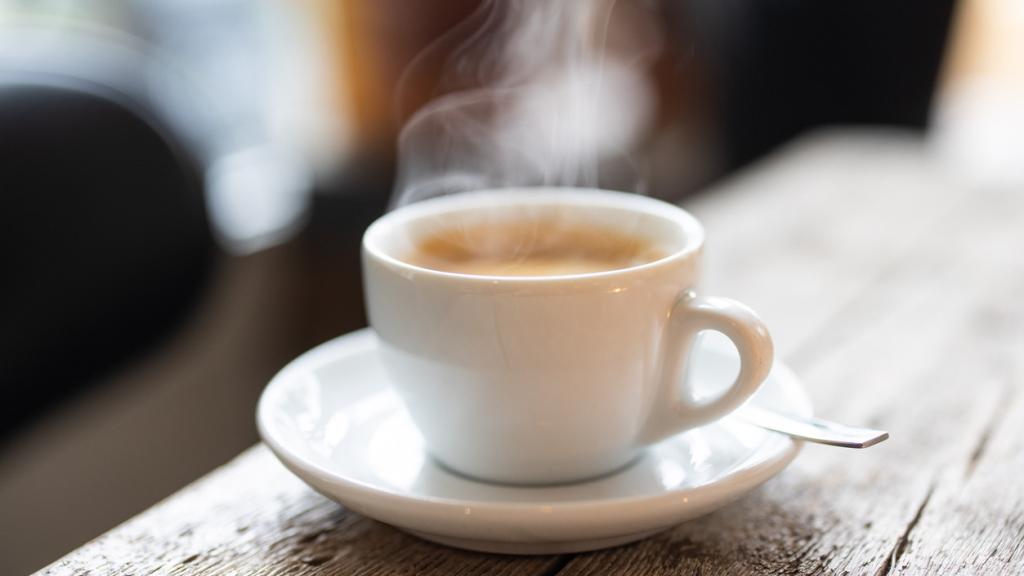 ¿Por qué la taza del café viene con un plato? Lo que nadie te había explicado