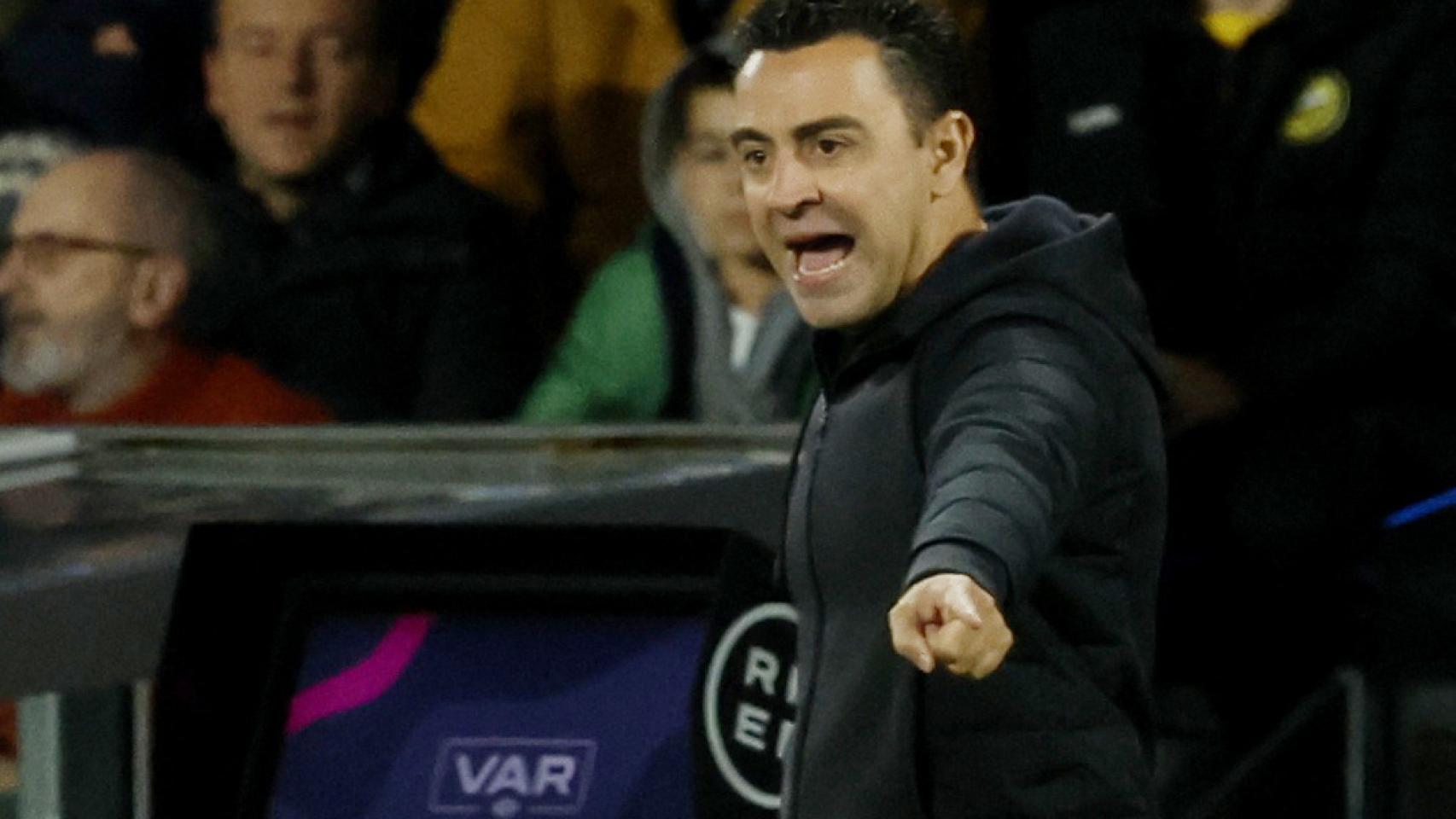 Xavi Hernández, dando instrucciones durante el partido.