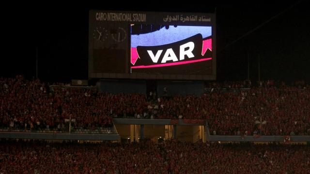 El VAR, durante el partido Arsenal - Newcastle.