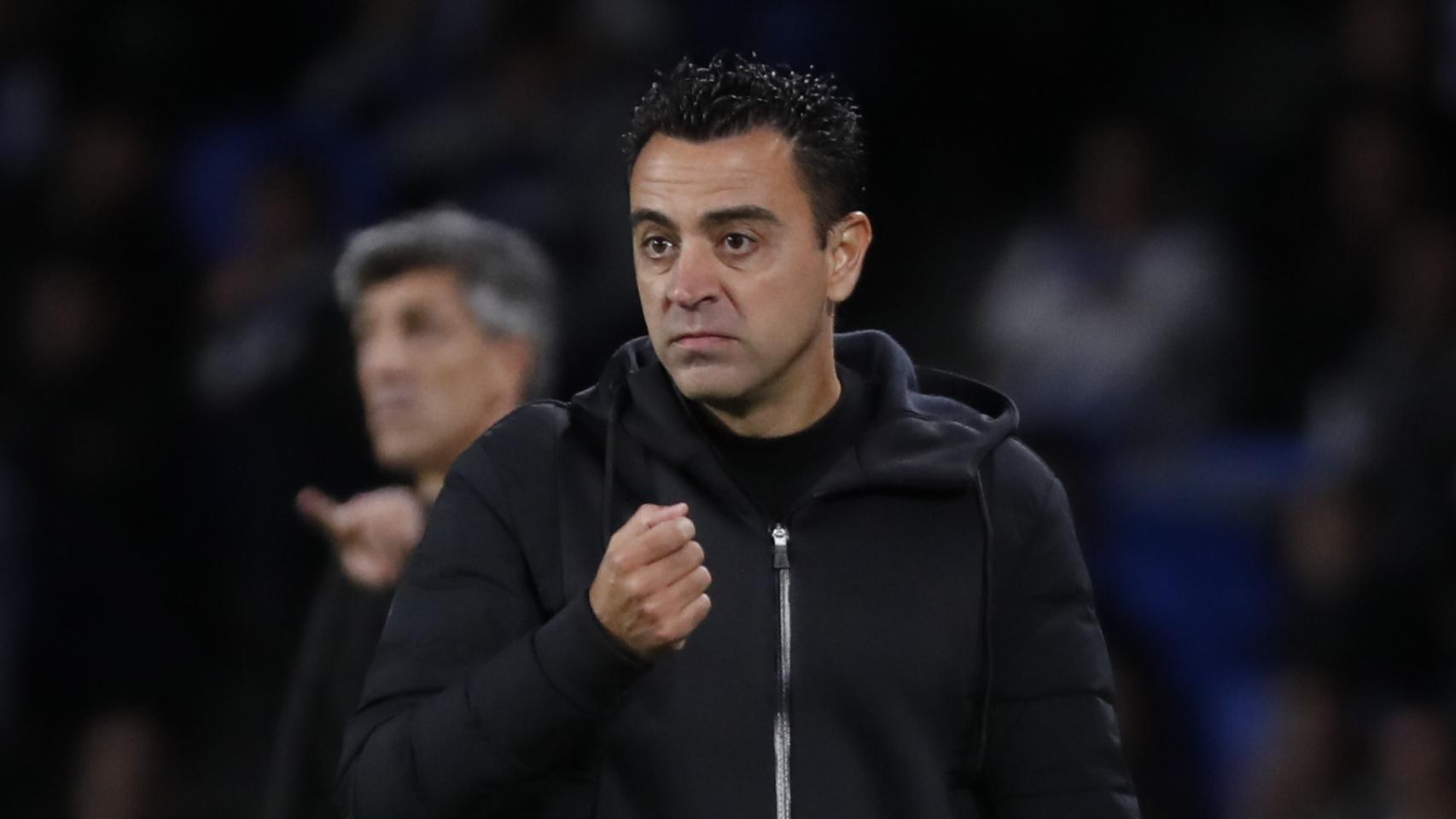 Xavi Hernández, con gesto contrariado, durante el partido frente a la Real Sociedad.