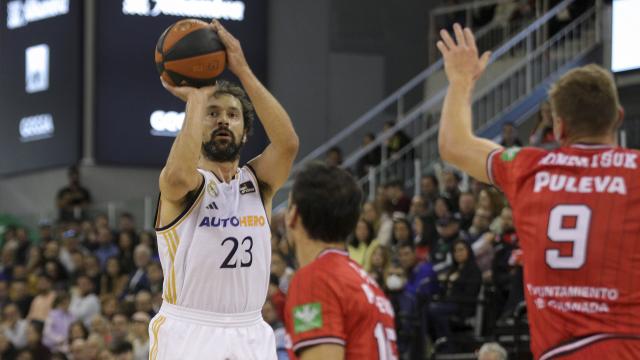 Sergio Llull anota un triple frente al Covirán Granada.