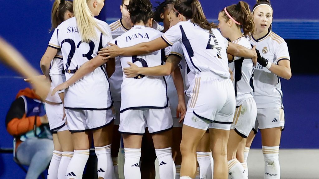 Las jugadoras del Real Madrid Femenino celebran el gol de Signe Bruun.