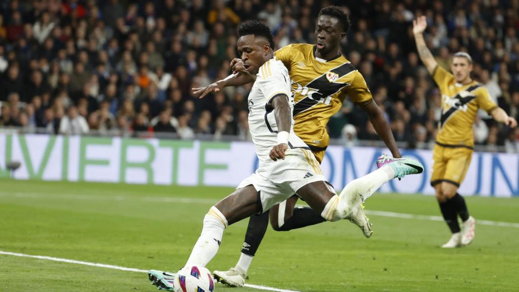 Vinicius realiza un disparo a puerta