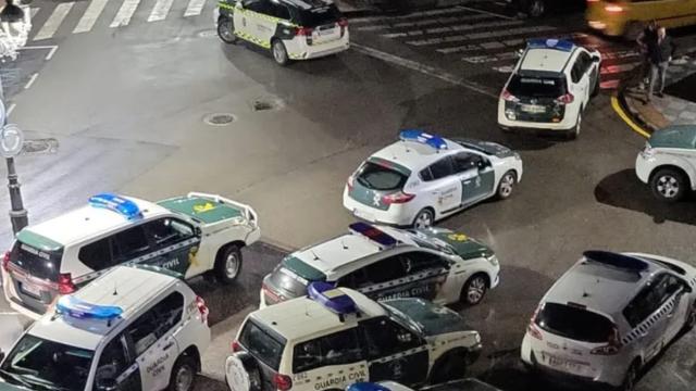 Coches de la Guardia Civil en Moreda de Aller (Asturias).