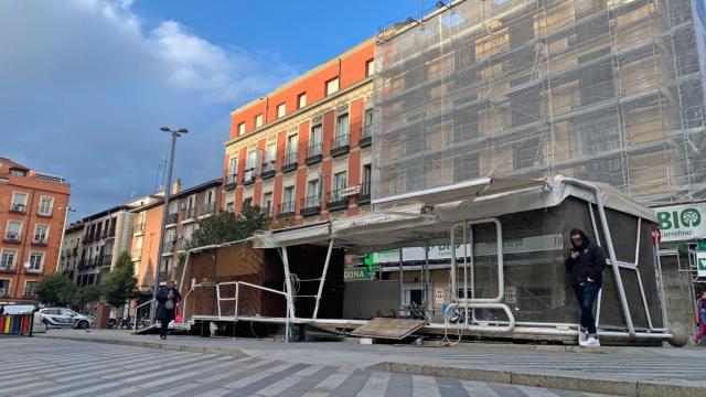 Estado actual del quiosco de la Plaza de la Luna, prácticamente desmantelado.