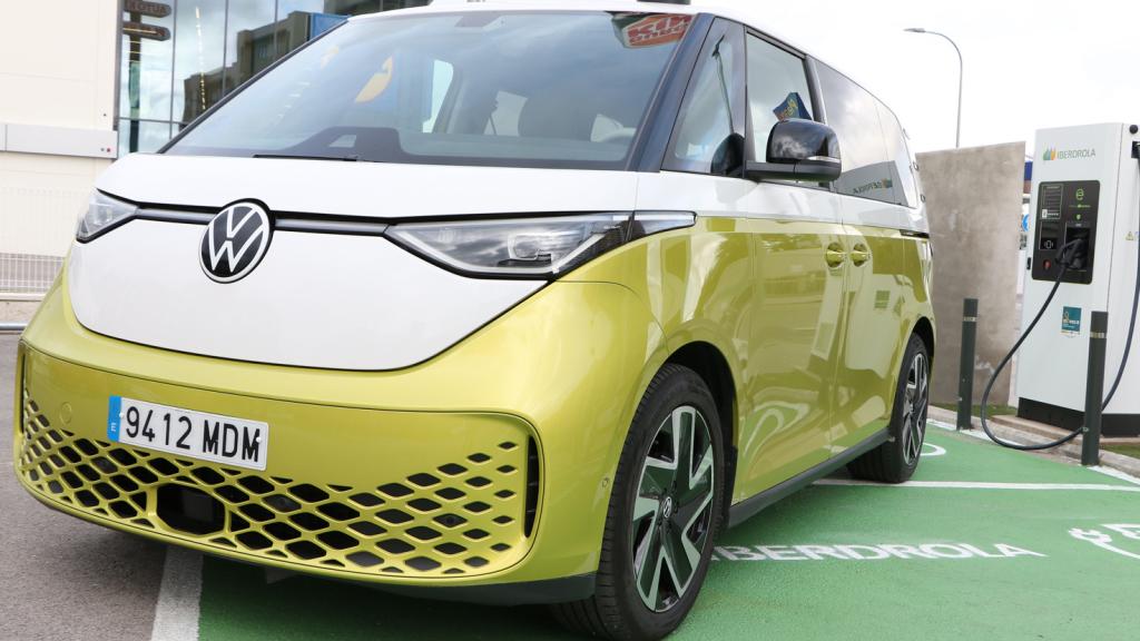 Un coche eléctrico en un punto de carga de Iberdrola.