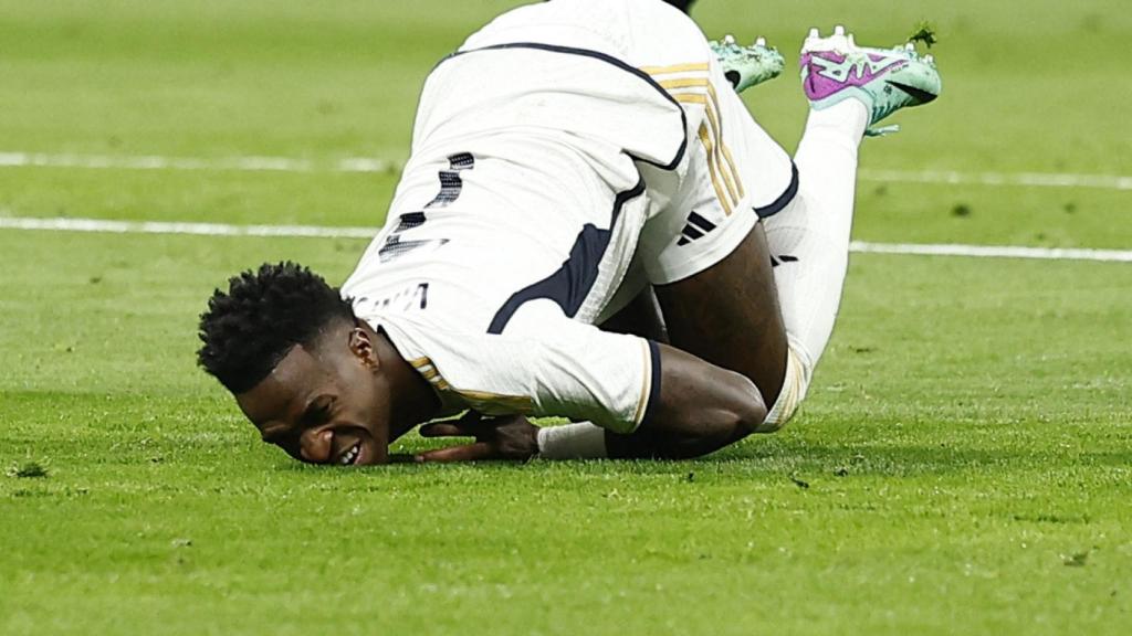 Vinicius se duele en el suelo.