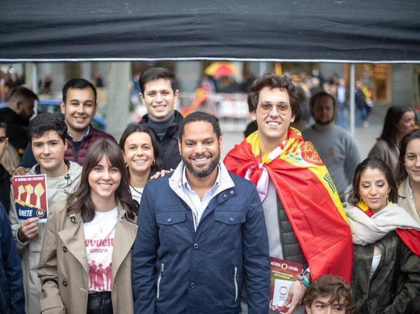 Ignacio Garriga, secretario general de Vox, junto a jóvenes de Revuelta, el pasado 29 de octubre en la madrileña Plaza de Colón.