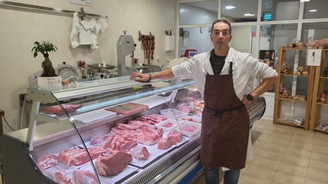 Alejandro en su carnicería de Villalón