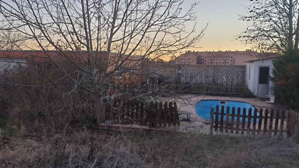 La piscina del chalé en Santovenia de Pisuerga