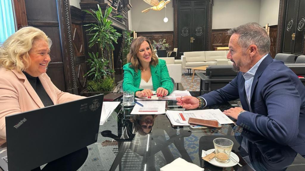 Catalá en su reunión del viernes con Badenas y San Segundo para perfilar las cuentas municipales. EE