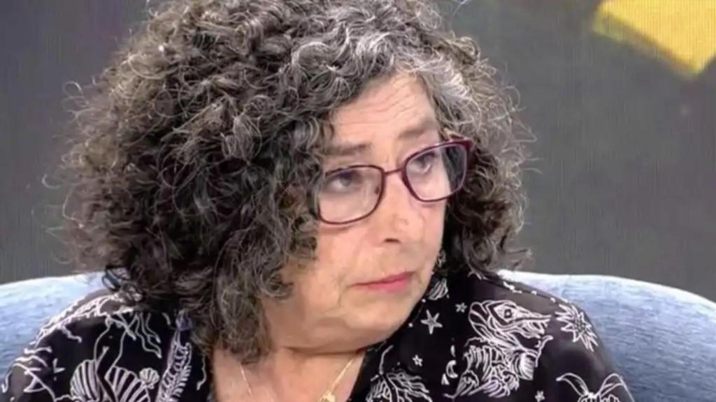 Lola Medina sentada en el plató de 'Deluxe'.