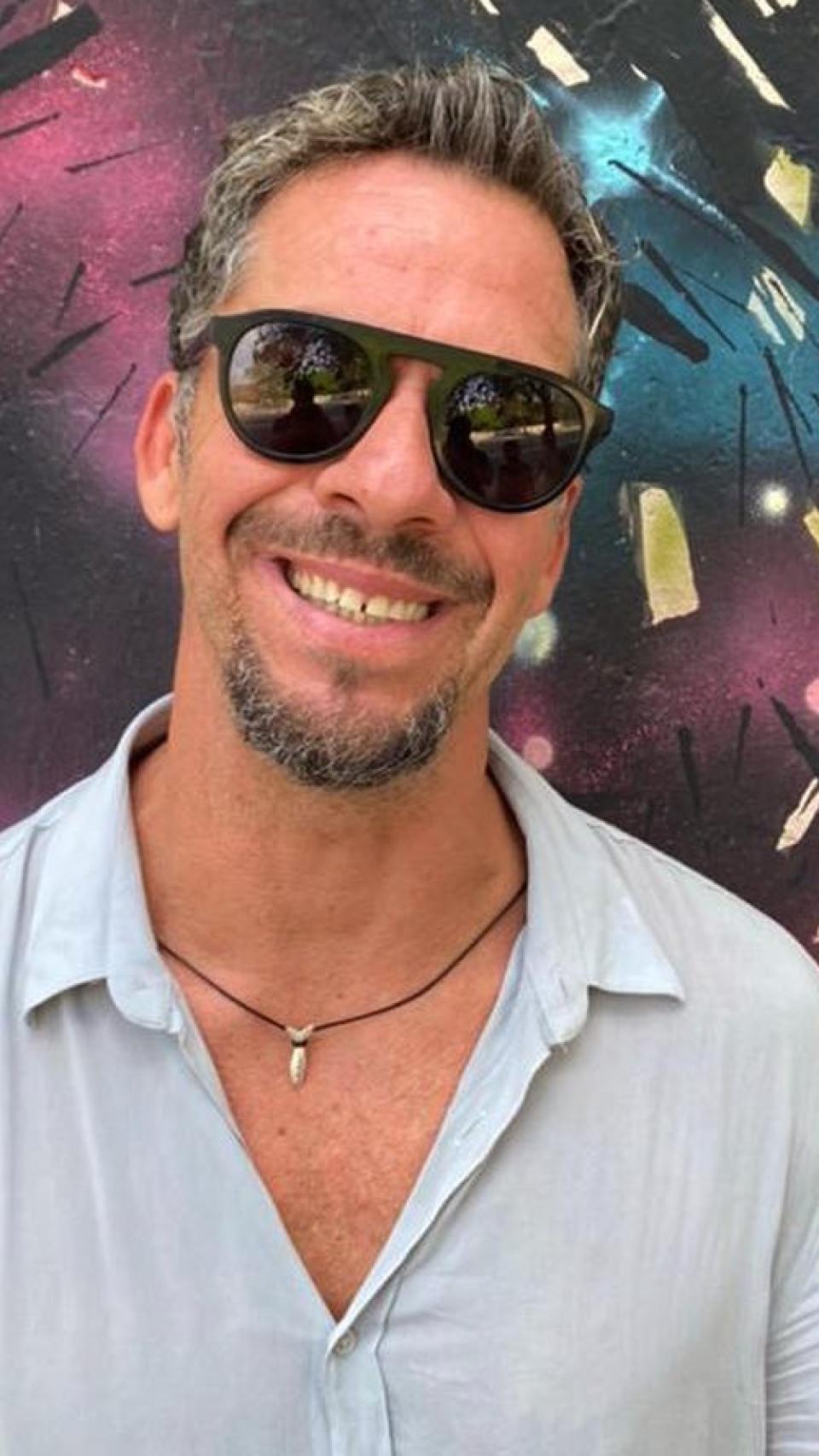 El escultor valenciano posando, sonriente, ante la cámara.