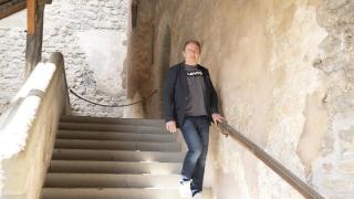 Marc, el paciente de párkinson que ha recuperado la movilidad con un neuroimplante. ©CHUV-Gilles-Weber