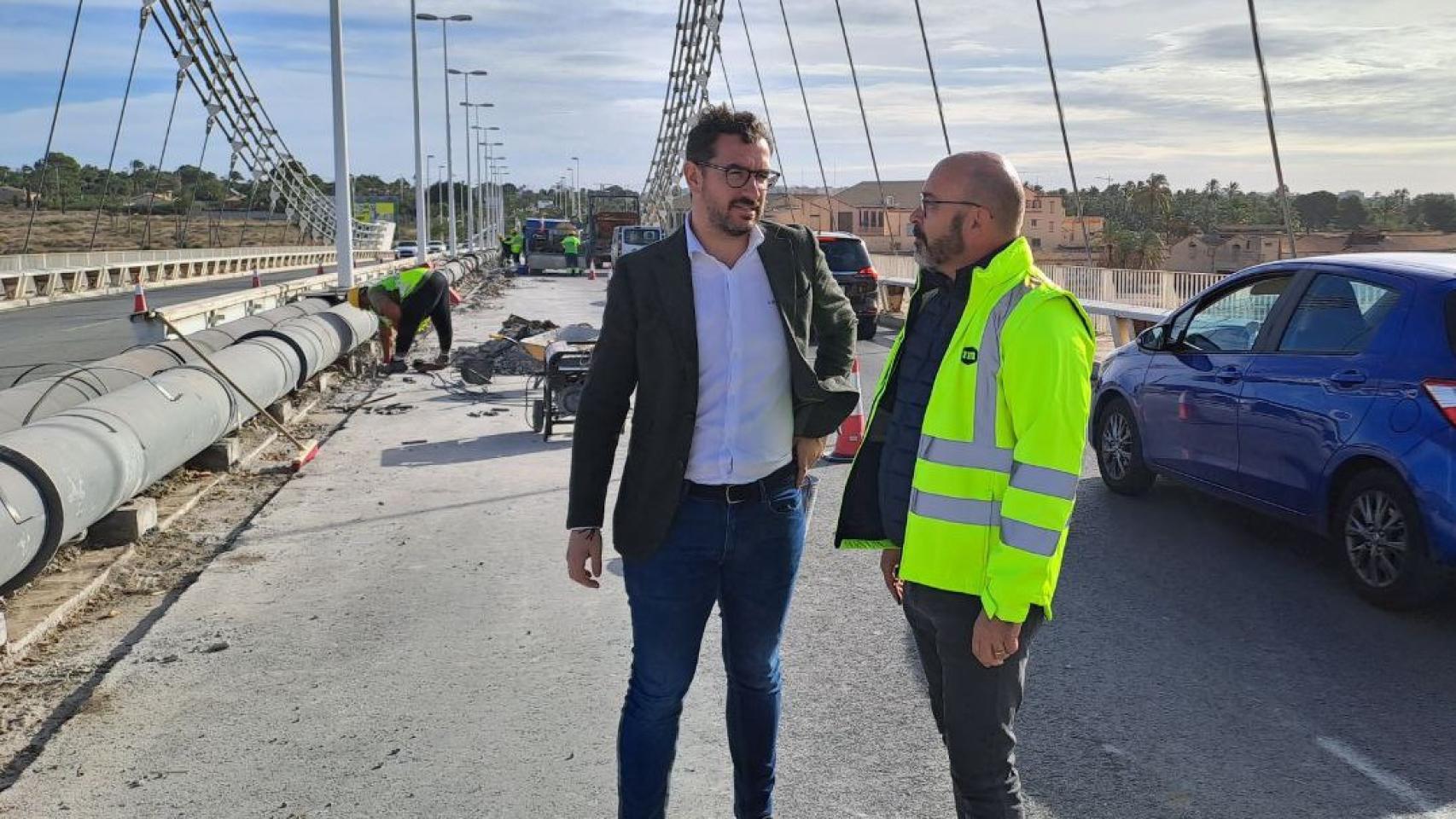 El edil de Servicios Públicos, Claudio Guilabert, en el Pont del Bimil.lenari de Elche.