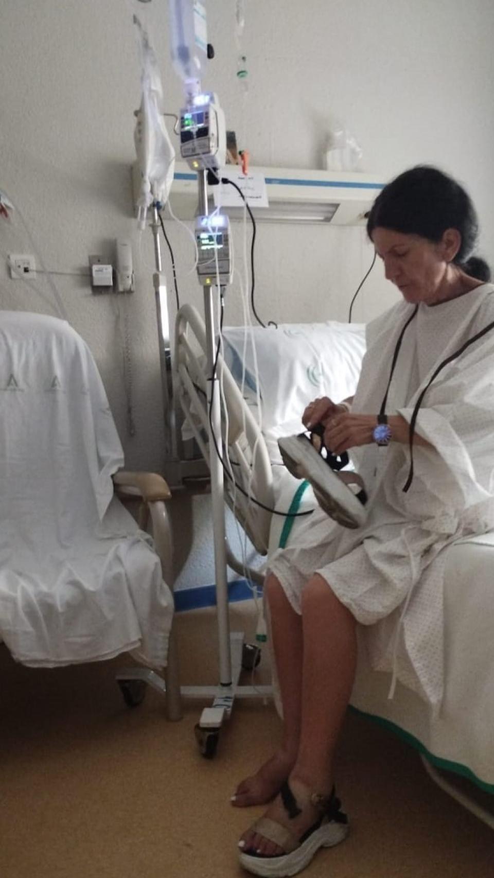 Ana María López Bosch, ingresada en el Hospital Virgen de las Nieves de Granada, unos días antes de morir de cáncer.