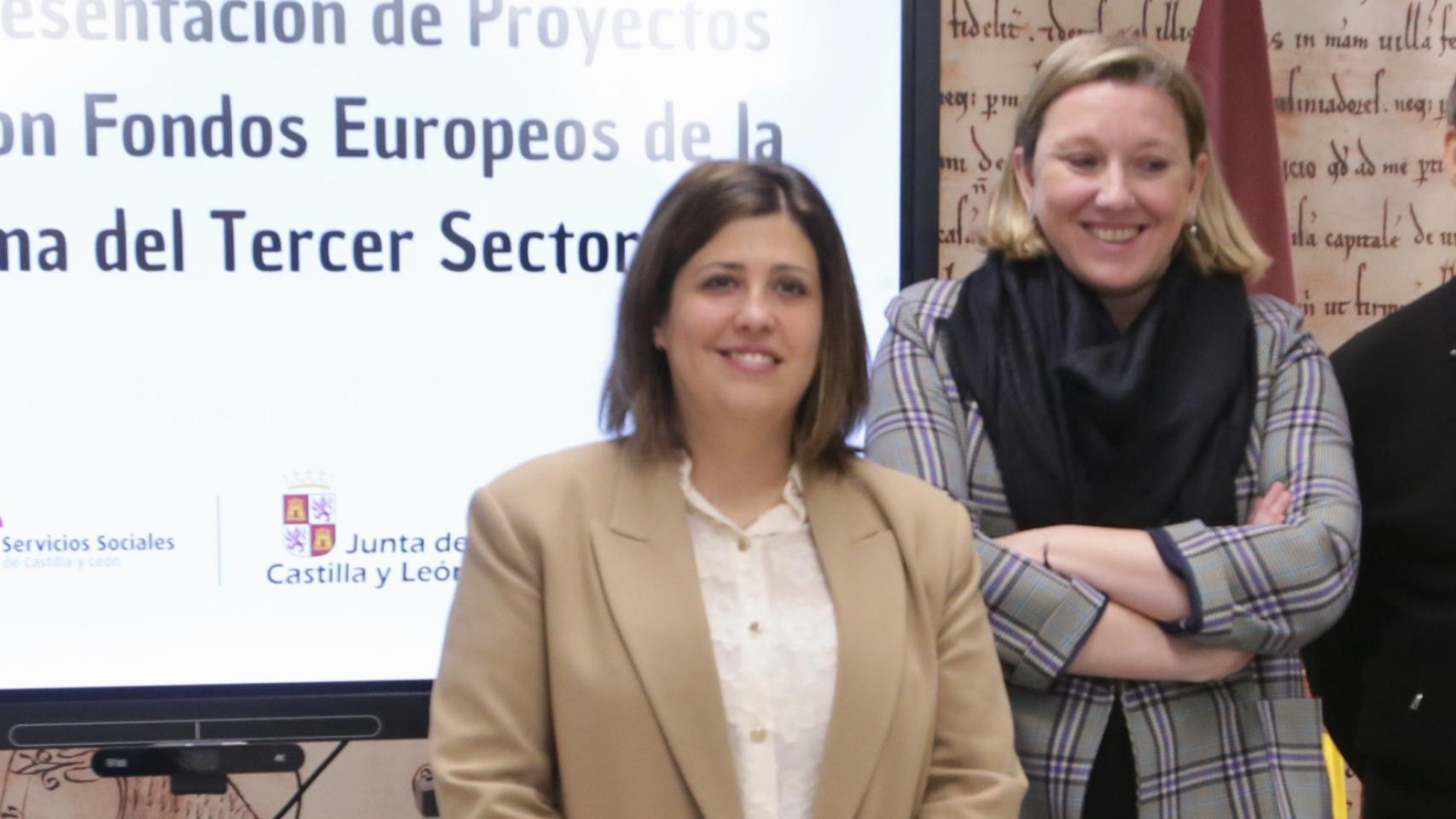 La consejera de Familia, Isabel Blanco, junto a la alcaldesa de Benavente, Beatriz Asensio, y el vicepresidente de la Plataforma del Tercer Sector y responsable de Cáritas de Castilla y León, Antonio Jesús Martín.
