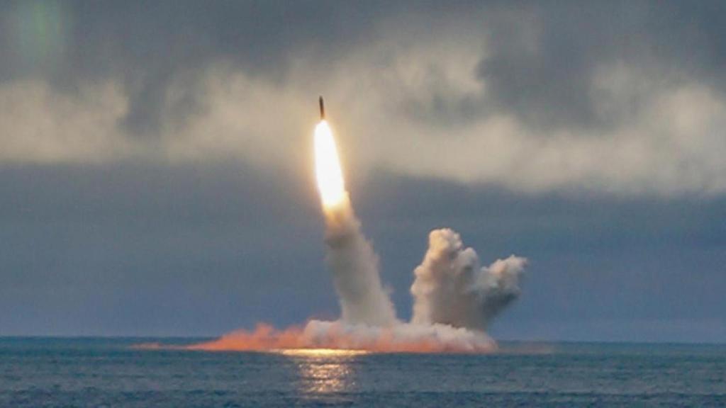Lanzamiento de misil Bulava desde un submarino