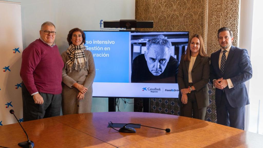El secretario de la Asociación de Hostelería de Toledo (AHT), Valentín Salamanca; la directora de Banda de Instituciones de Caixabank en Toledo, Mayka Díaz-Chirón; la vicepresidenta de la AHT, Alicia Corroto; y el director de Instituciones de CaixaBank en Castilla-La Mancha y Extremadura, José Luis Campo.