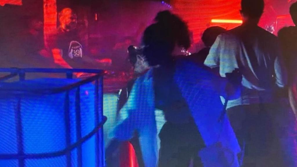 El dj y gerente del Zero Cafe Paco DVT pinchando música a la izquierda