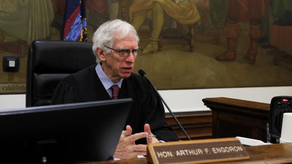 El juez Arthur F. Engoron asiste al juicio por fraude civil de la Trump Organization, este lunes en Manhattan.