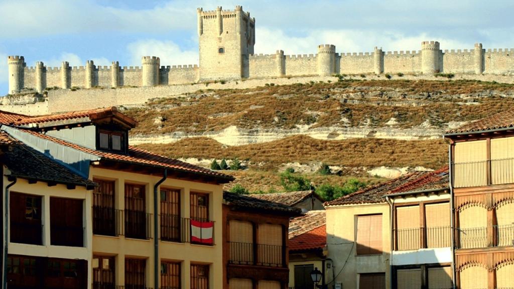 Peñafiel, en Valladolid, con el castillo al fondo