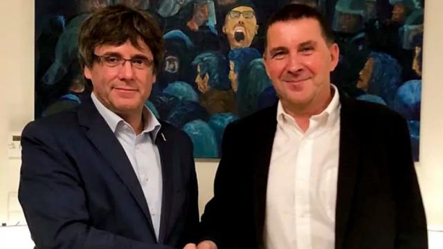 Carles Puigdemont y Arnaldo Otegi, durante un encuentro celebrado en Waterloo en noviembre de 2018.