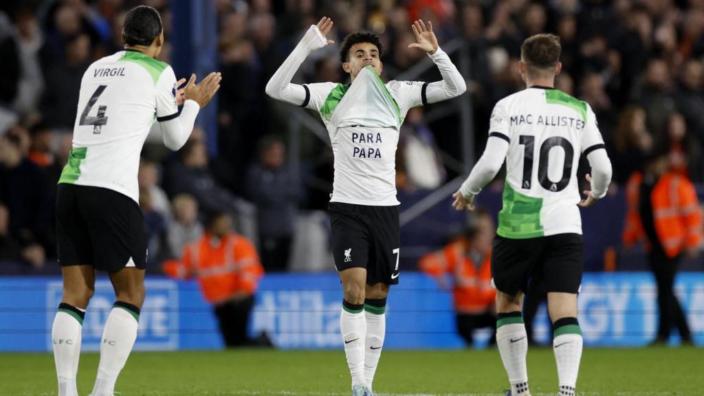 Luis Díaz, felicitado por sus compañeros tras el gol ante el Luton.