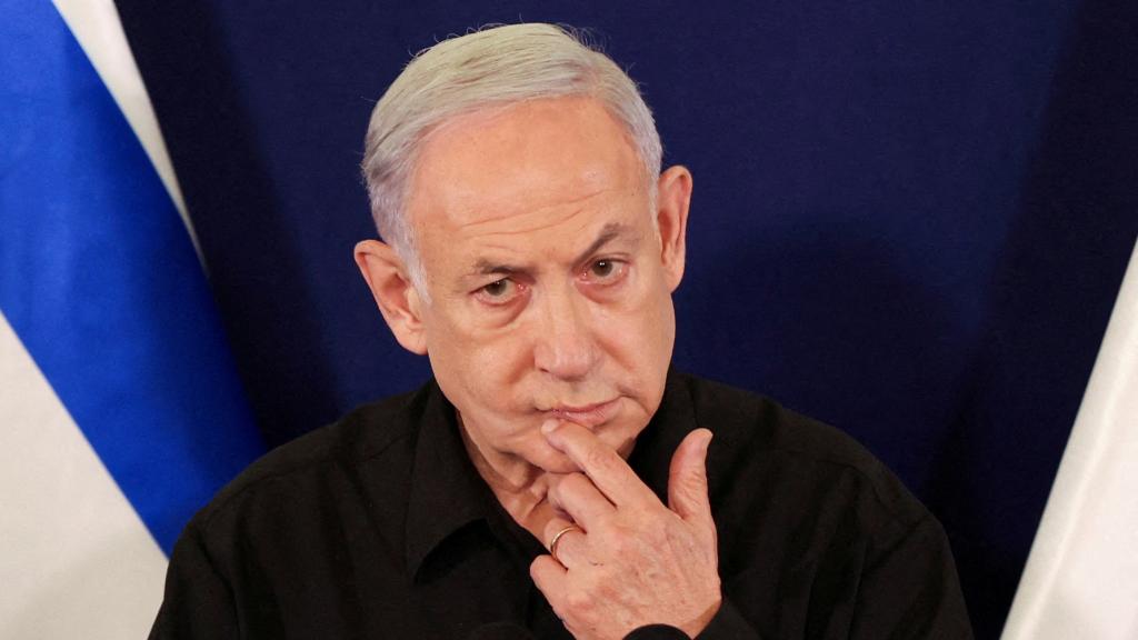 Netanyahu habla durante una rueda de prensa con los ministros de Defensa y del Gabinete, en la base militar de Kirya en Tel Aviv.
