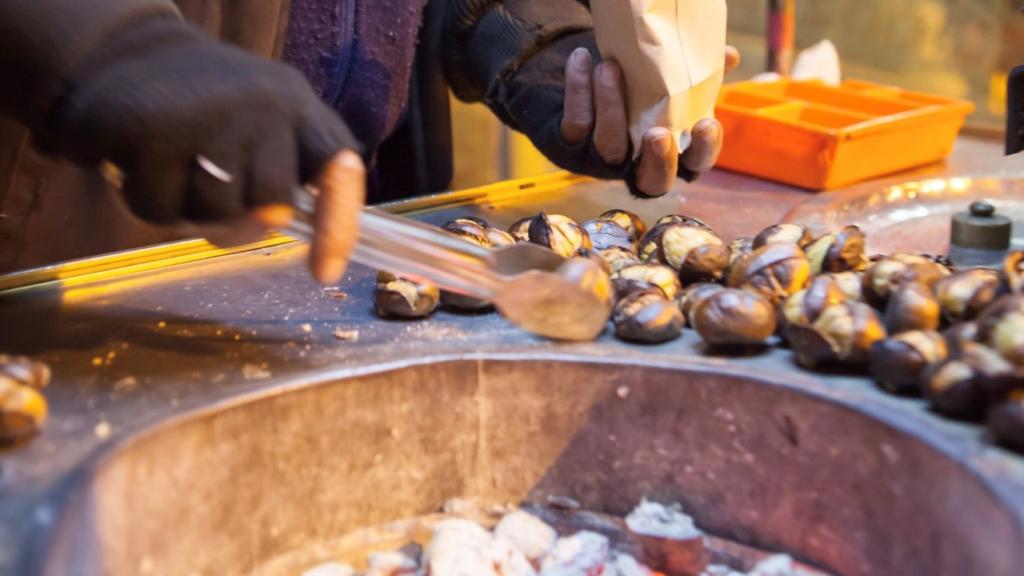 Así se asan castañas al estilo japonés, con piedras al fuego.