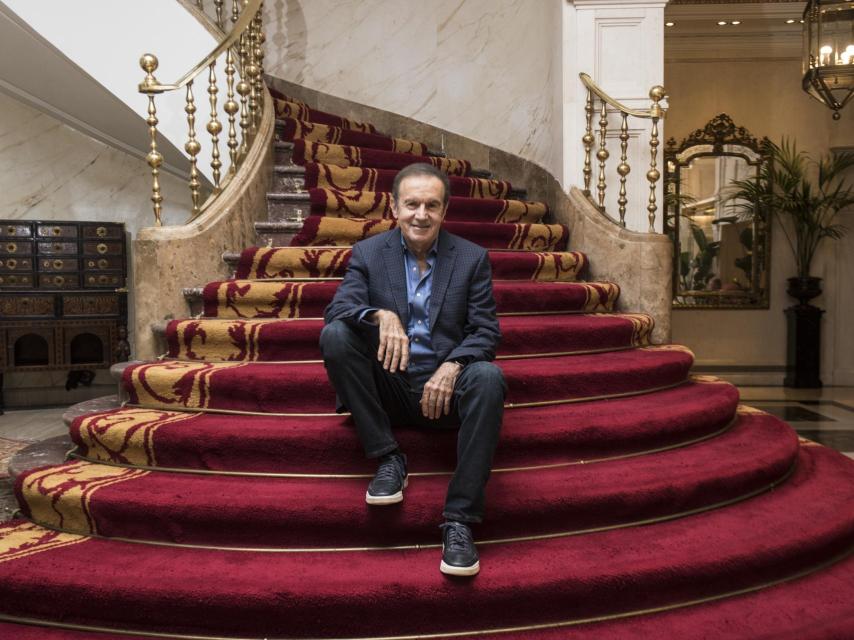 Andrés Oppenheimer, en el recibidor del Hotel Fénix Gran Meliá de Madrid.