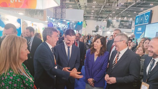 La consellera Nuria Montes, el presidente Carlos Mazón y el presidente de la Diputación y alcalde de Benidorm, Toni Pérez, junto al ministro Héctor Gómez.