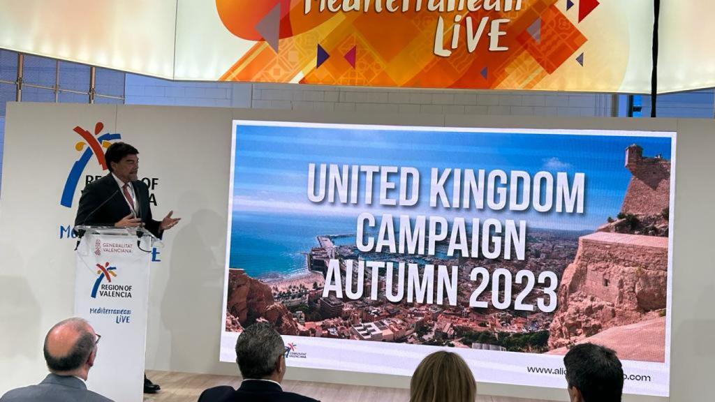 El alcalde de Alicante, Luis Barcala, durante la presentación de la campaña en la WTM.