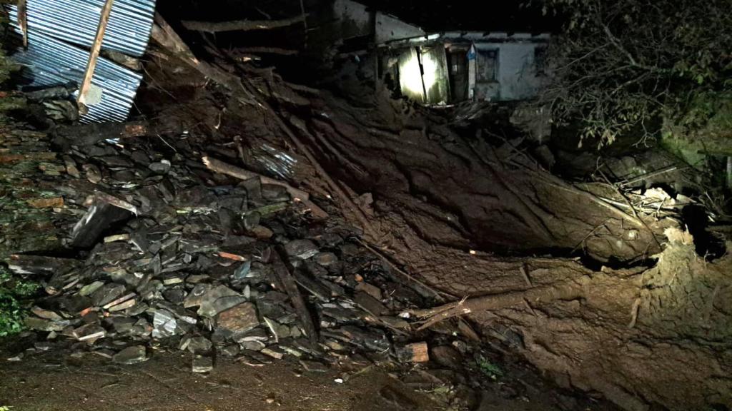Corrimiento de tierra en la localidad de Lusío, perteneciente al municipio de Oencia (León), que se ha llevado seis casas