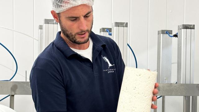 El quesero que dejó todo para mudarse a un pueblo de 40 habitantes y establecer allí una quesería